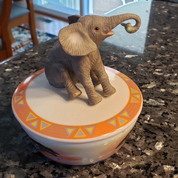 Lenox baby elephant music Box - Picture 6 of 17